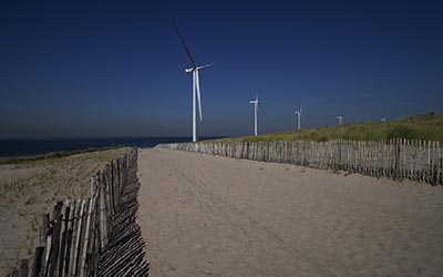 Windpark und Strandleben am Rotterdamer Hafen